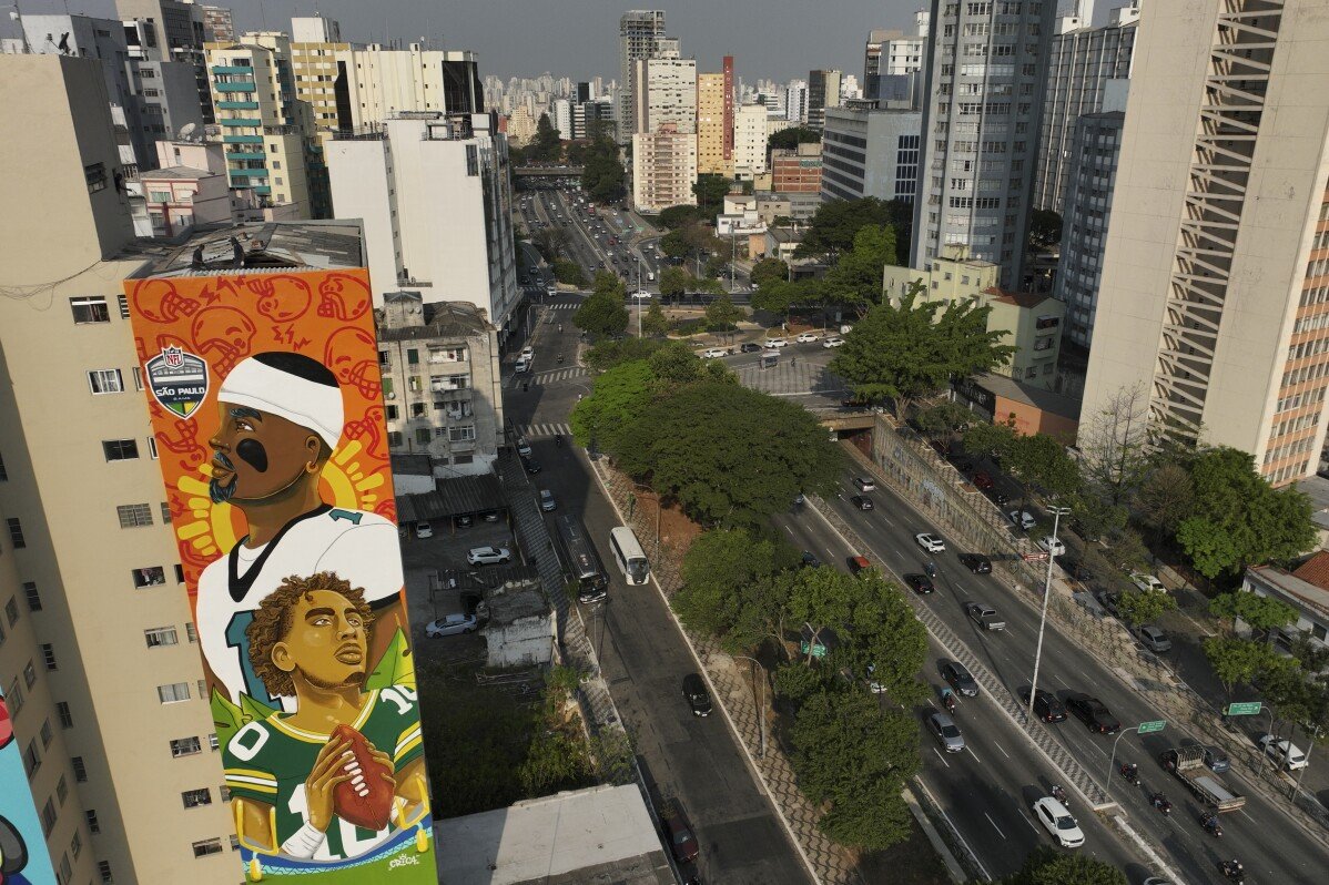 Jalen Hurts dan Jordan Love digambarkan pada mural setinggi 108 kaki di Sao Paulo