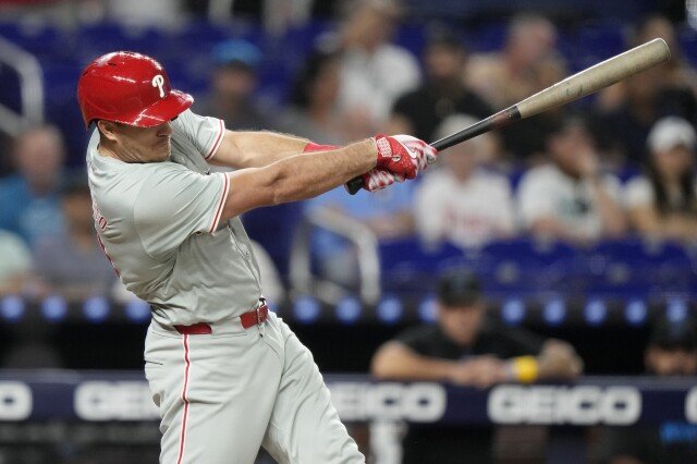 JT Realmuto, Pemain Catcher Philadelphia Phillies, Pergi pada Inning Ke-4, 2 Inning Setelah Memukul Pitch di Lutut Kiri  